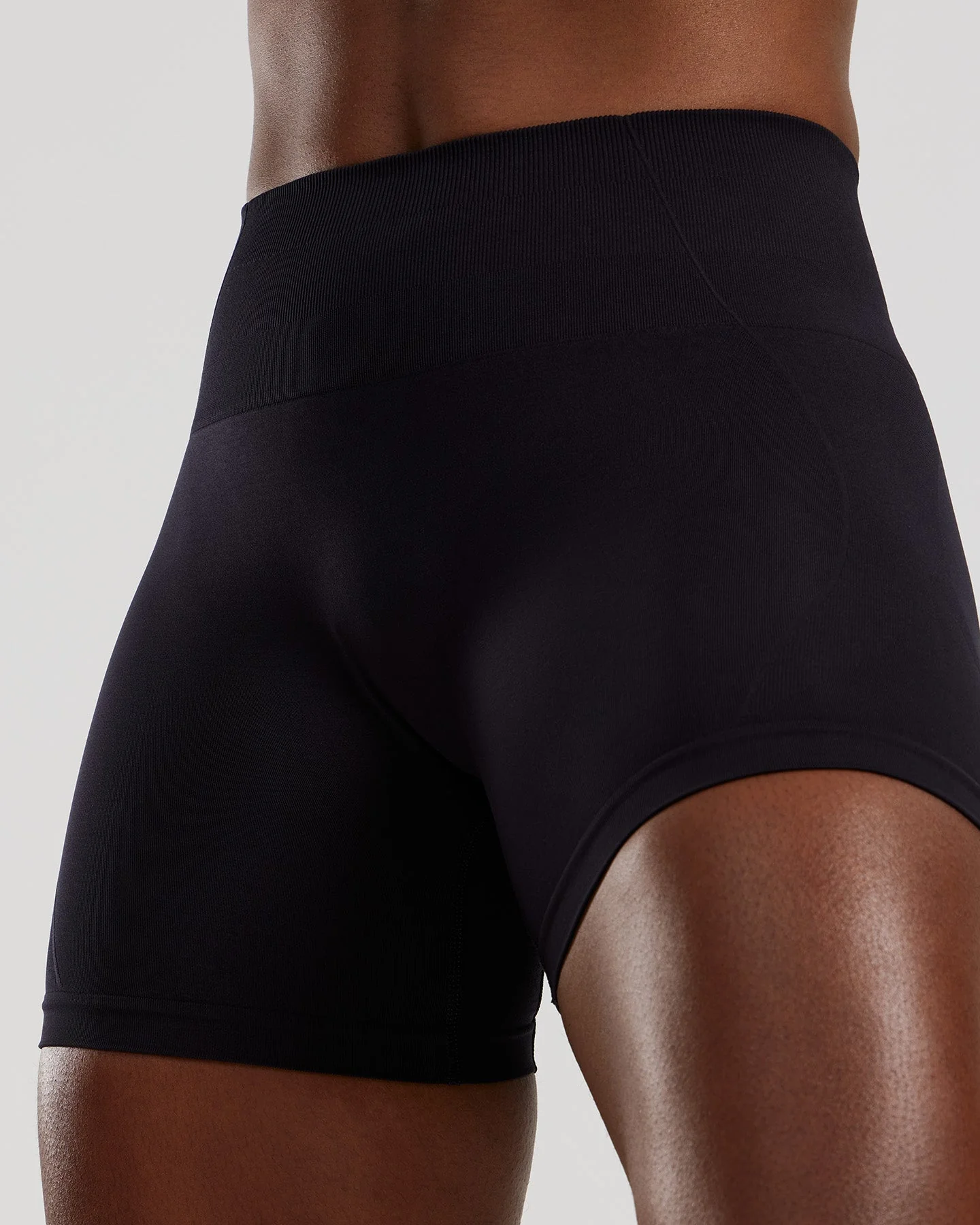 Define 2.0 High Waist Scrunch Shorts 4" | Black - Image 4